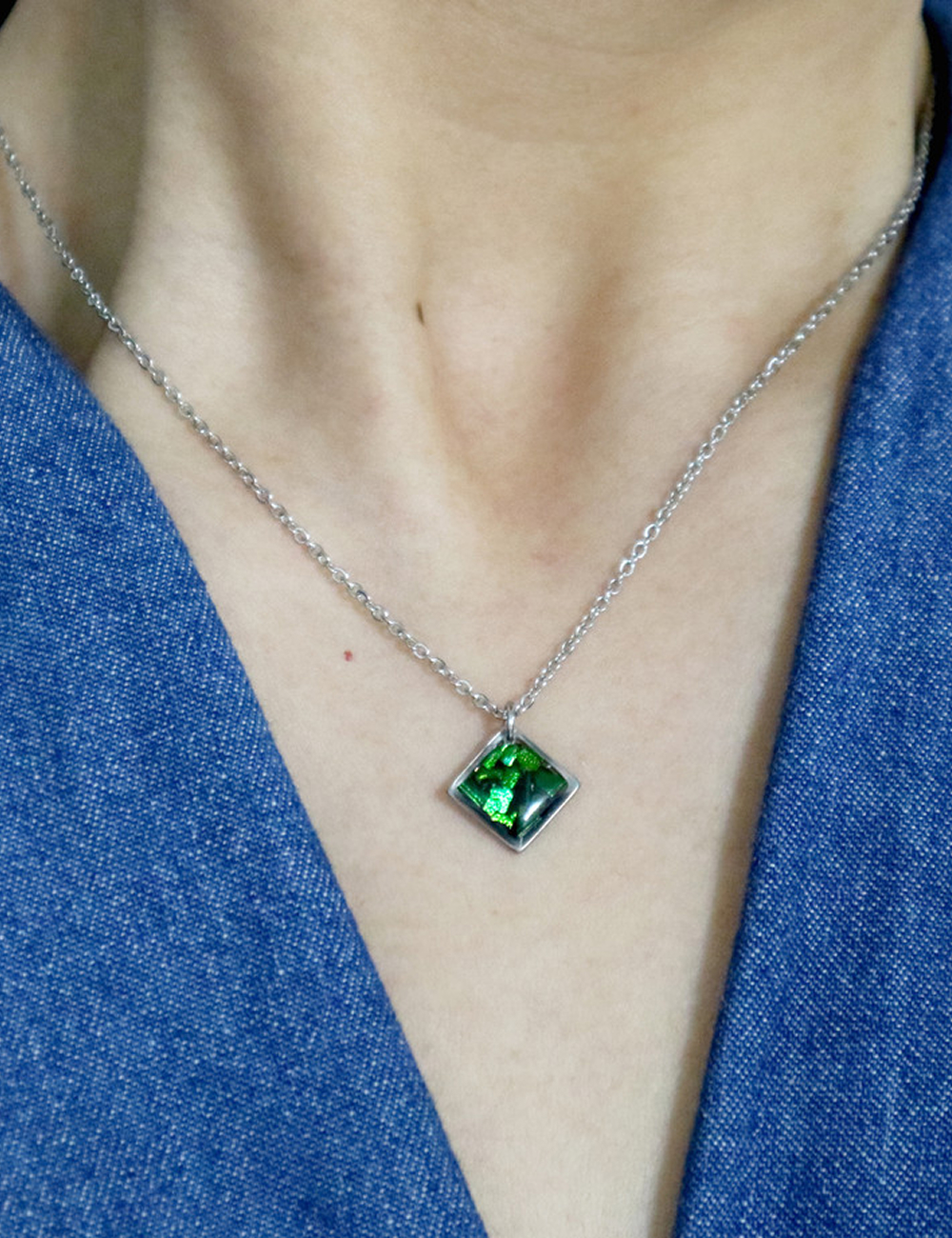 사랑과 재물의 비단날개 네모 목걸이